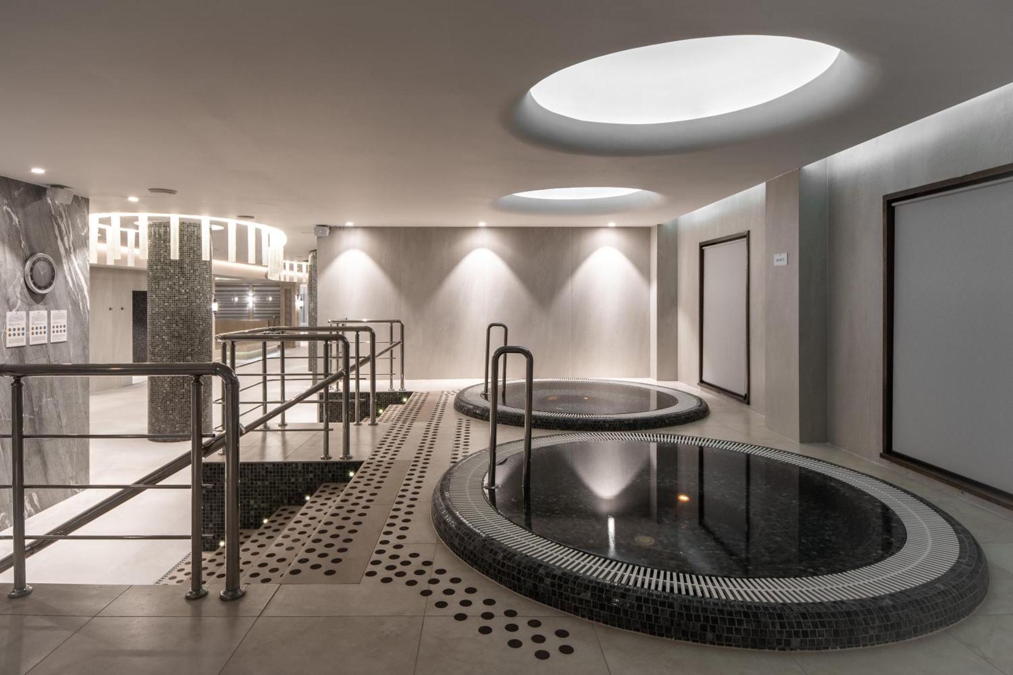 Aquaperla Hotel & Spa Chişinǎu Buitenkant foto